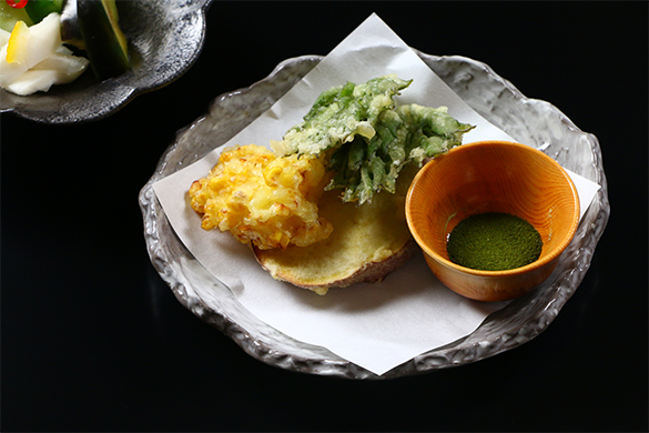 季節の天ぷら（いも、トウモロコシ、山うどの葉）